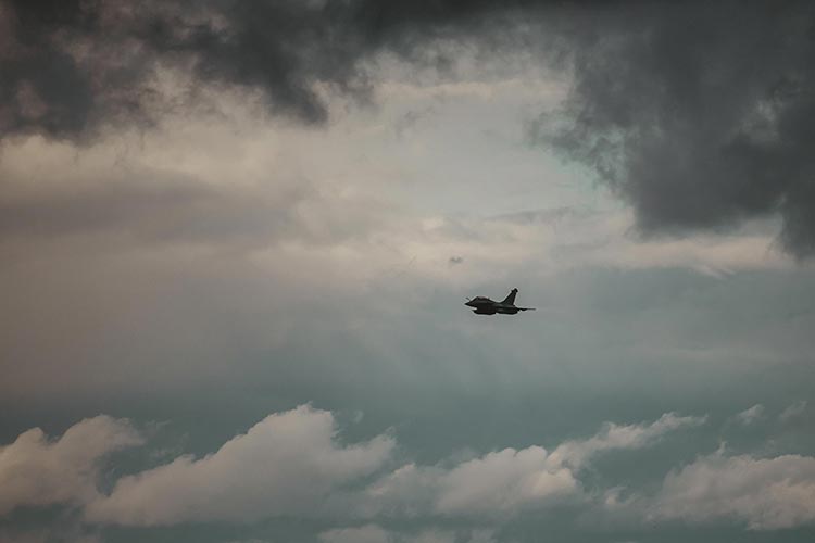 Avion de chasse Rafale en vol dans un ciel nuageux — PUShAUNE photographe Marseille