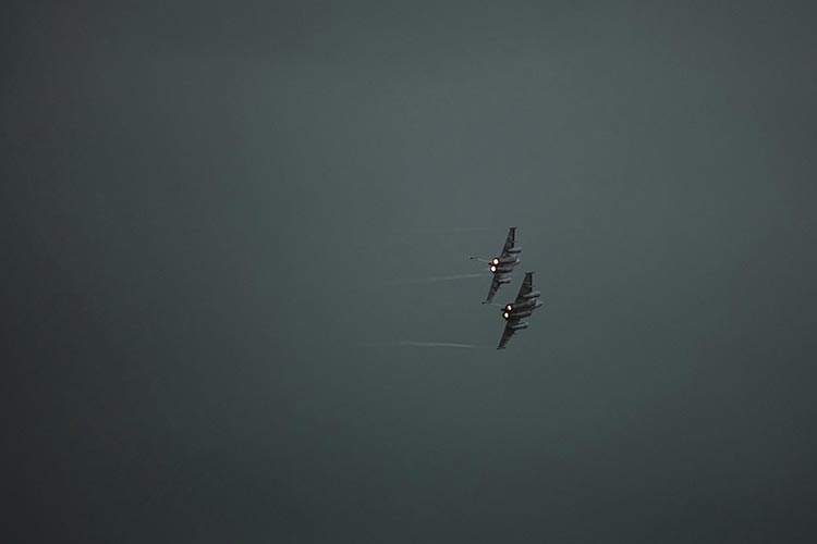 Deux avions de chasse en formation serrée dans un ciel gris — PUShAUNE photographe Marseille